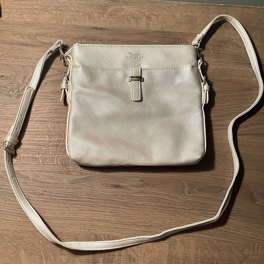 LAST CHANCE! EUC! Scout metallic silver Taylor crossbody bag w blue quip lining